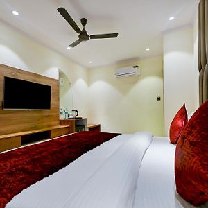 Room 6 hours Strictly From 12 PM to 6 PM